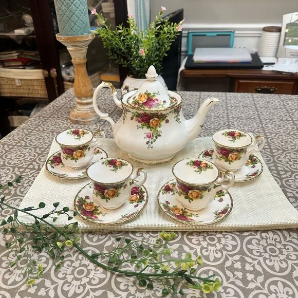 Royal Albert Other - Royal Albert Old Country Roses Large Teapot with 4 Cups & 4 Saucer Set Vintage
